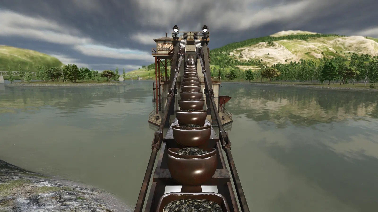 Spielaufnahme aus der LS25-Beta: Blick die Eimerkette der Insane Swim Dredge hinauf, Eimer voller Kies, oben Steuerhaus und Suchscheinwerfer